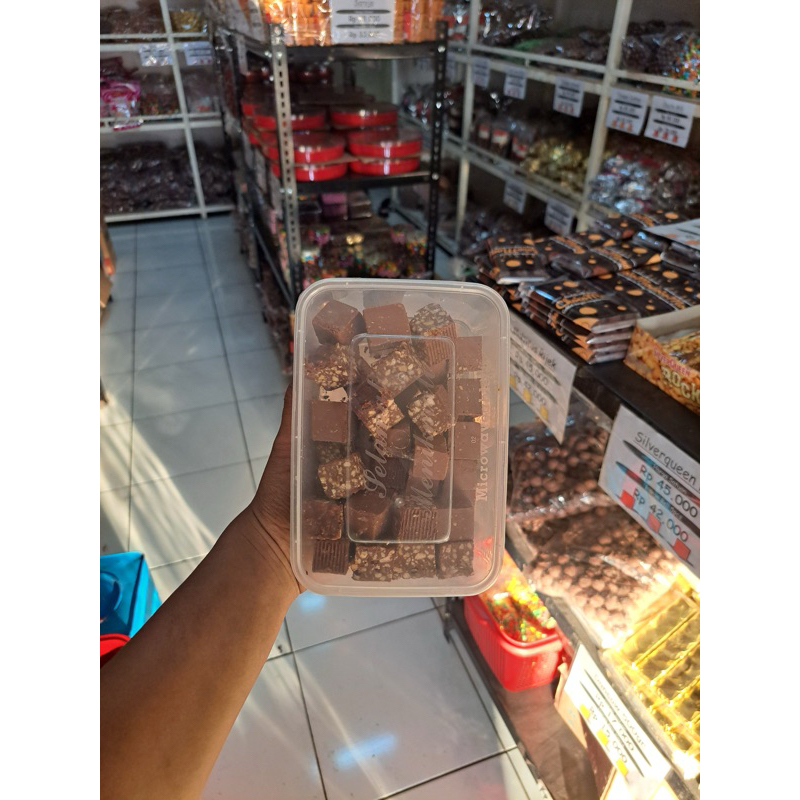 

Cokelat Patahan isi Kacang almond 250gr