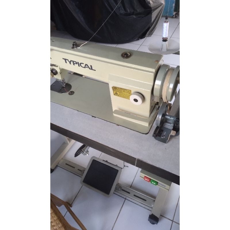 Mesin jahit merk "Typical" dan mesin obras merk "Siruba"