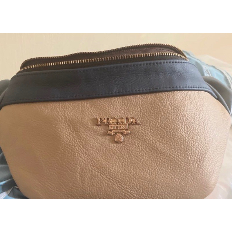 preloved waistbag /wb prada authentic 100% zipper lampo