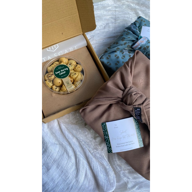 

[D'racik Kitchen] Hidden Hampers Lebaran Hijab & Kue Kering