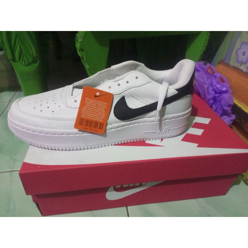 sepatu Nike putih