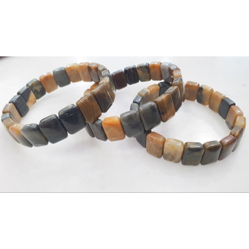 Gelang batu bentuk kotak