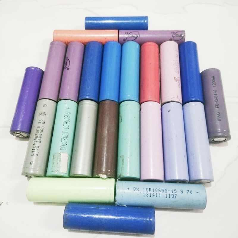 Baterai Laptop kondisi on Baterai 18650 lithium 3,7 volt 1200-2200 Mah ( perlu di cas agar tambah da