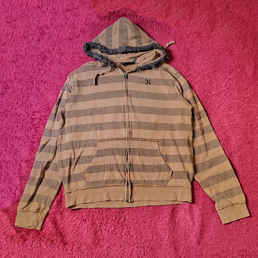 Hoodie Zip Hurley warna coklat motif salur Size on tag M fit ke L