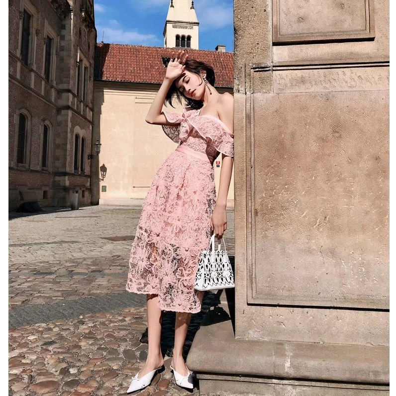 FW24-03408 Terusan Wanita. Women's Fashion Slanted Shoulder Pink Flower Lace Dress