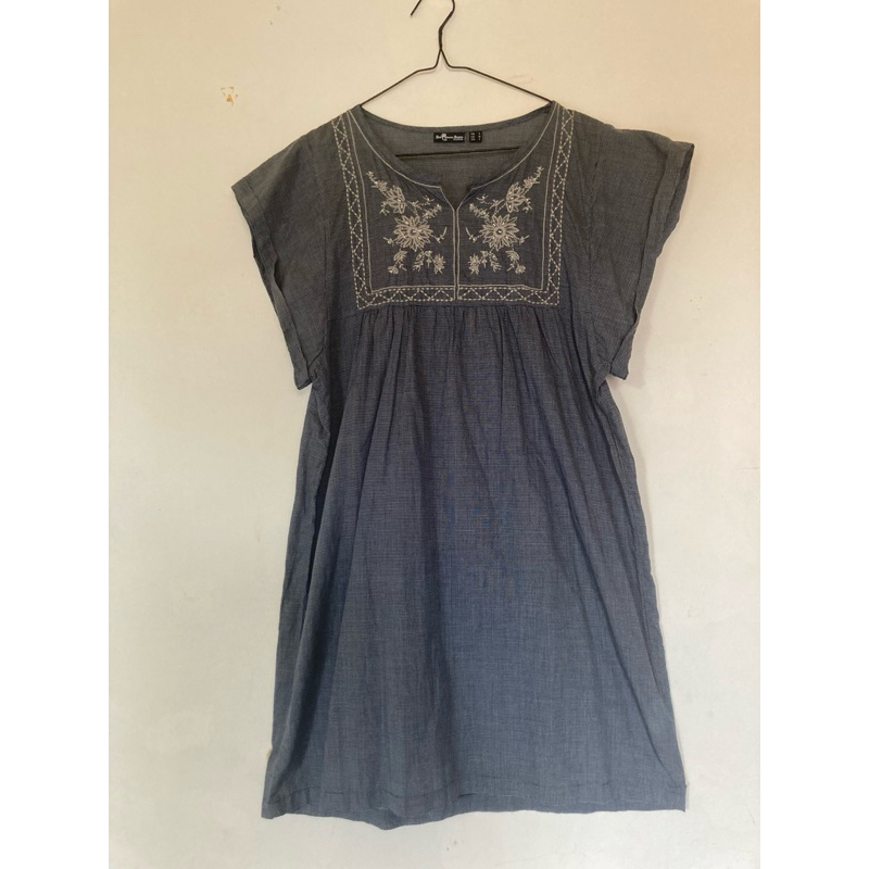 Dress/square dress with unique embro. Sophie Martin/Sophie Paris