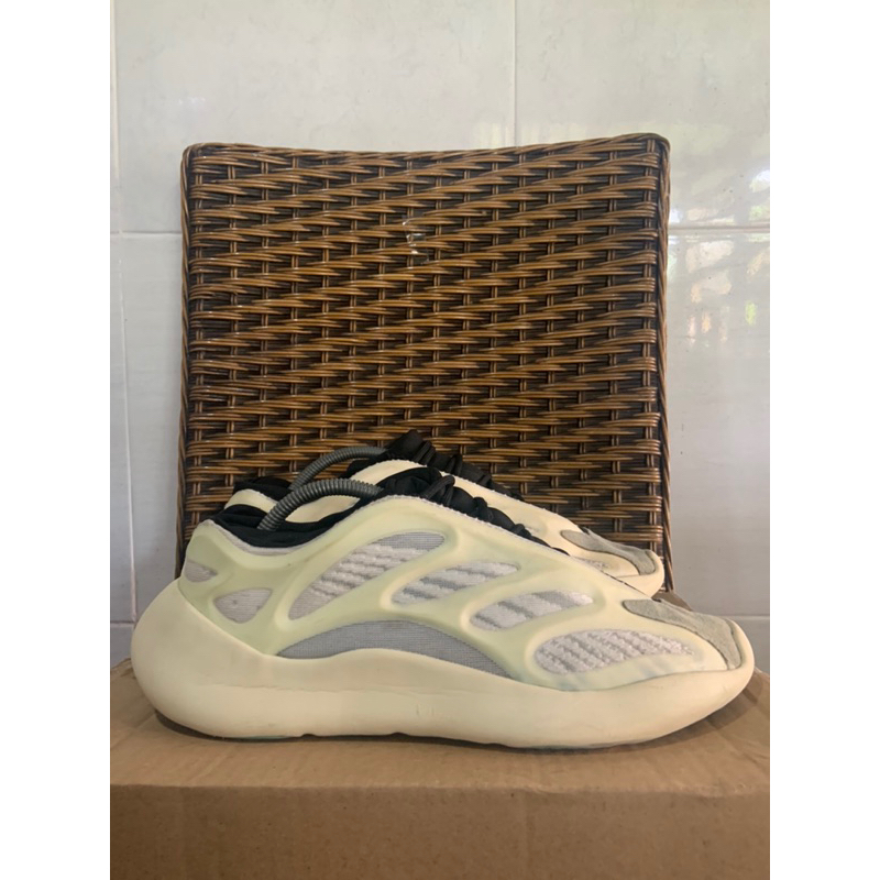 Adidas Yeezy 700 v3 azael  size 44