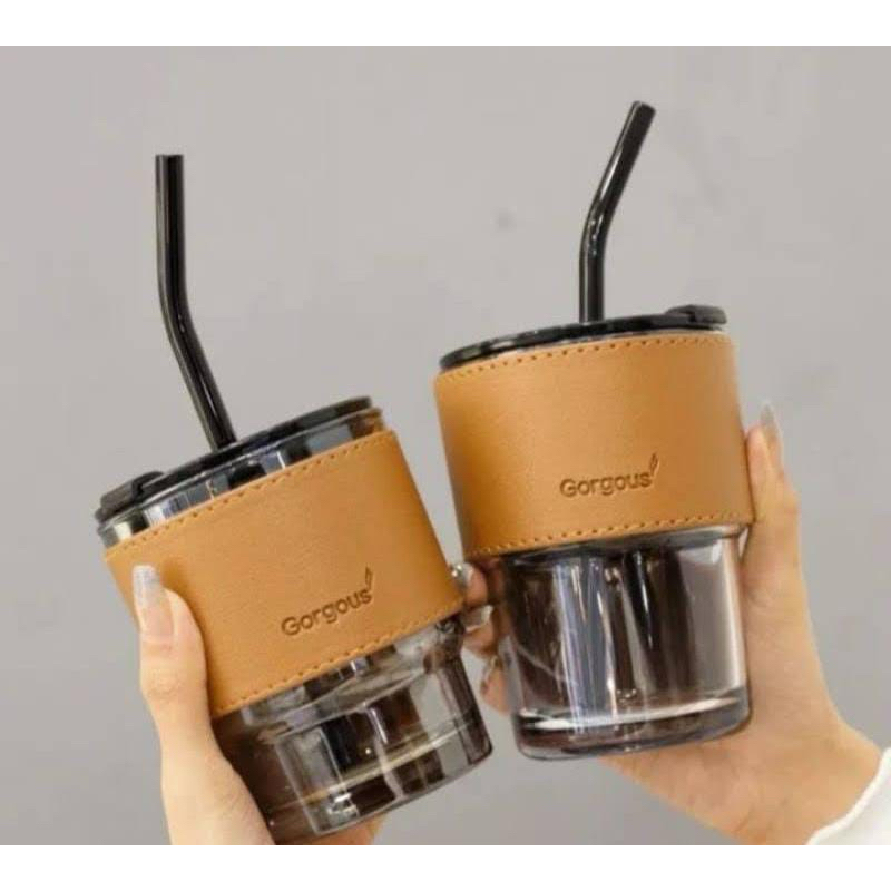 Tumbler kaca sedotan