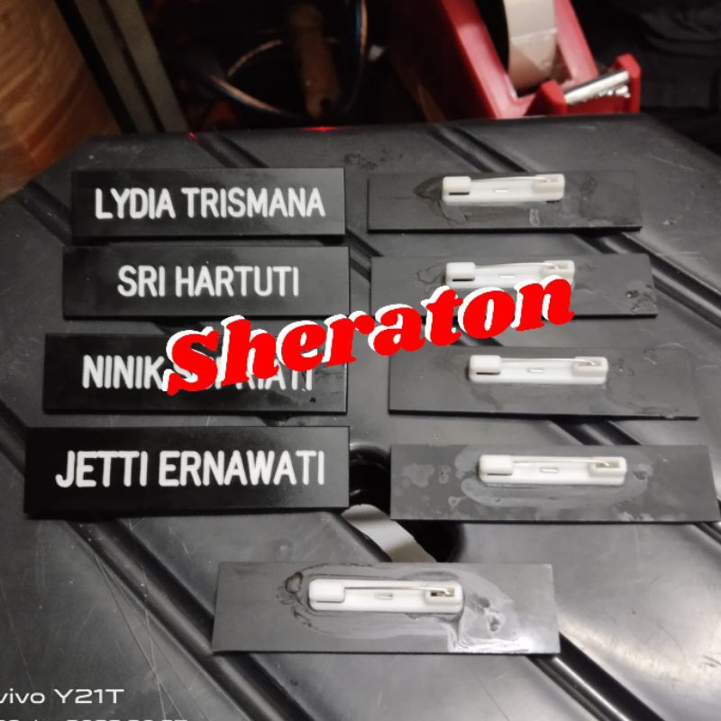 

name tag papan nama dada grafir hitam doff -peniti
