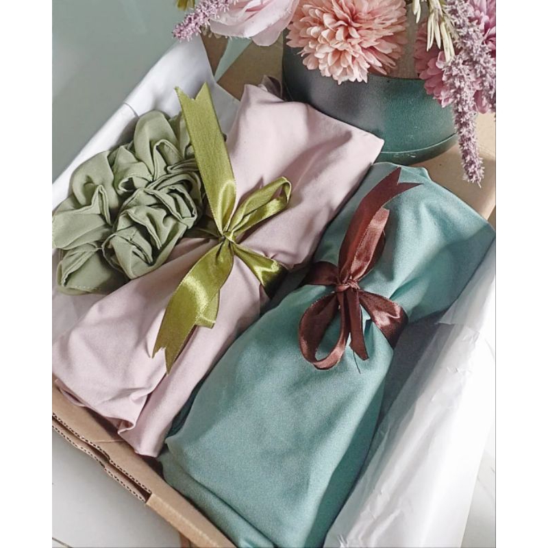 

paket hampers hijab , kado wisuda, kalo ultah, hampers lebaran, kado hijab, hampers wisuda