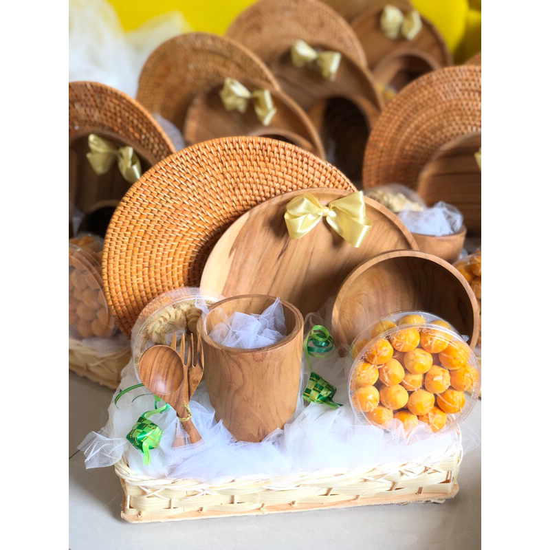 

hampers hari raya souvenir piring , gelas kayu jati