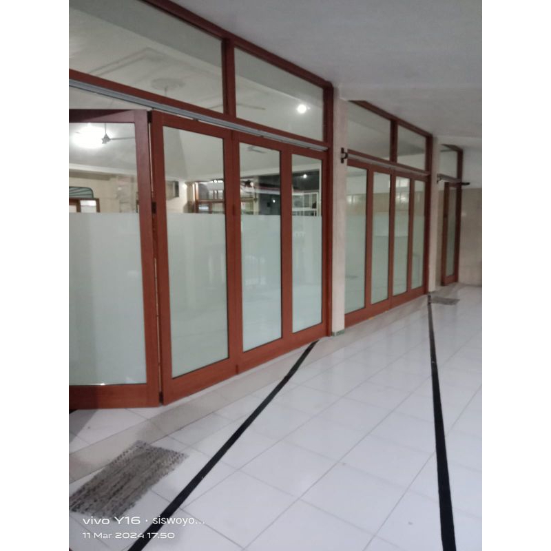Pintu lipat allumunium serat kayu