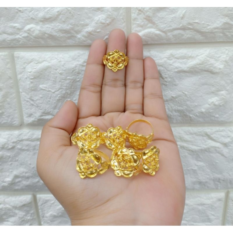 Cincin replika emas 24 k, awet tidak berkarat