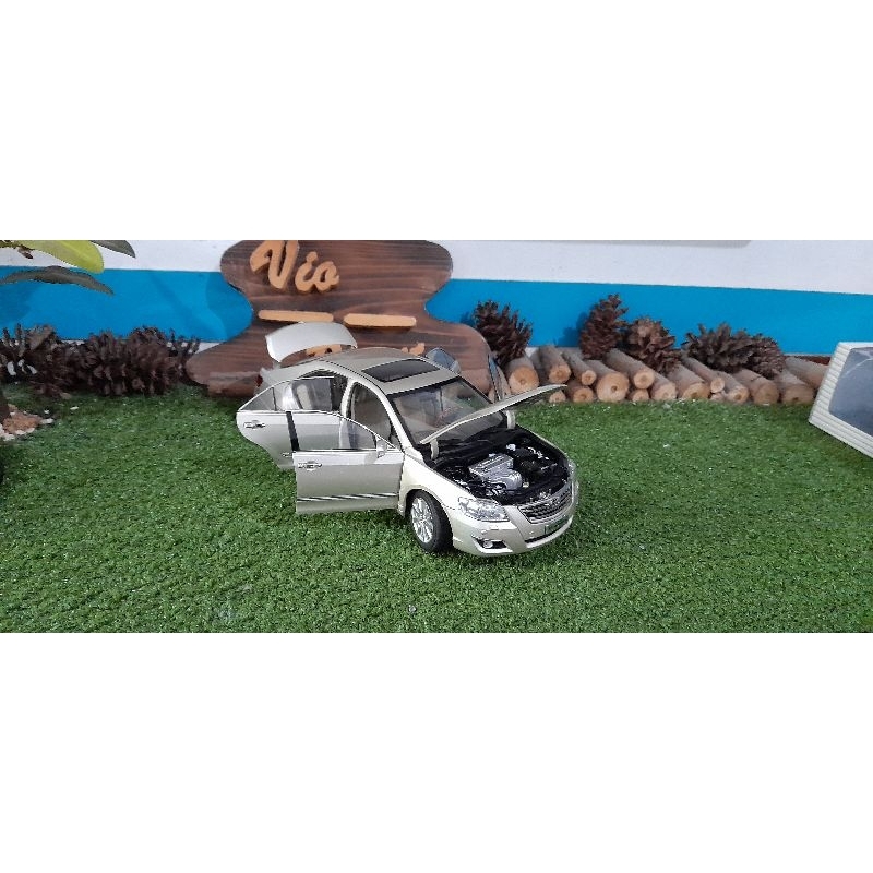 Diecast Miniatur Toyota Camry light gold skala 1:18
