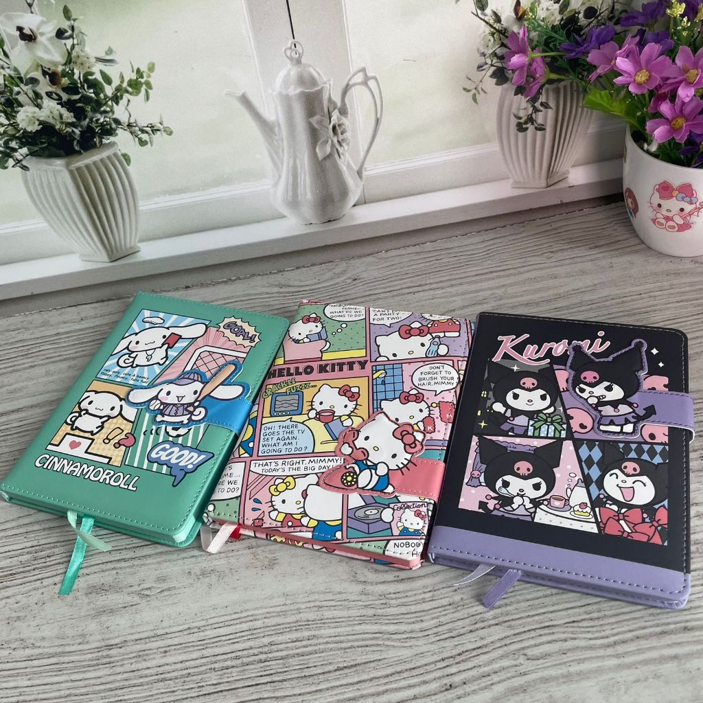 

BUKU SANRIO HARDCOVER MAGNET UKURAN B6 V1 BK-1165 buku catatan cover kartun keluarga buku notebook magnet unik kekinian viral buku catatan aesthetic