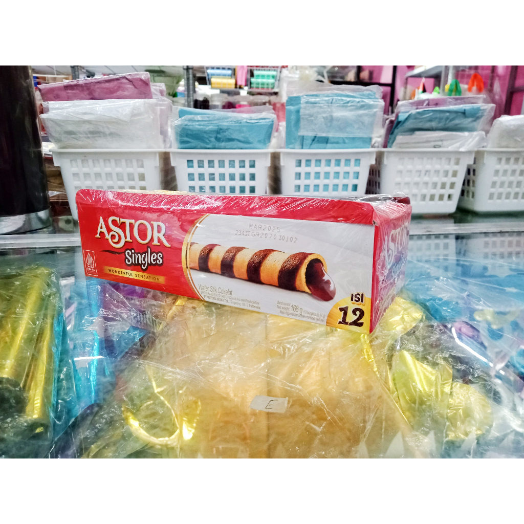 

Astor singles wonderful wafer stik cokelat 14gr box isi 12