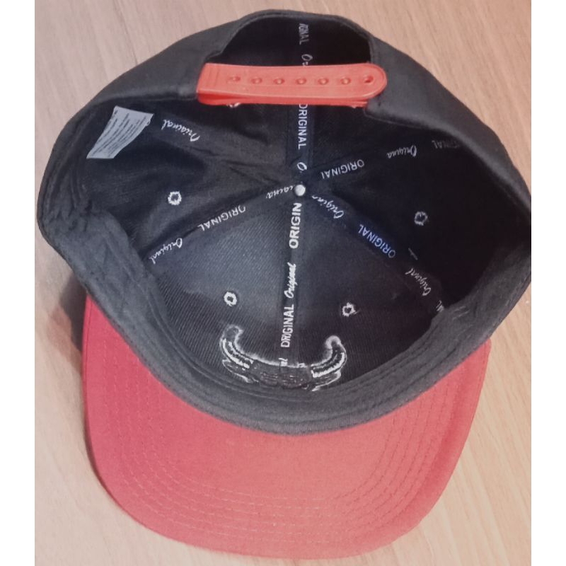 topi snapback red bull
