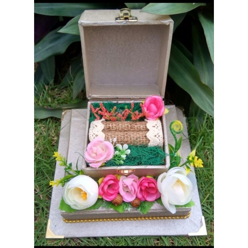 

KOTAK CINCIN UNTUK TUNANGAN/LAMARAN