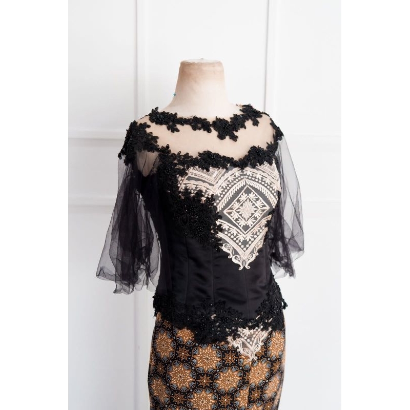 Kebaya Hitam Brokat Gold Tangan Tulle Lonceng Duyung Preloved Ex Rental Terawat Bagus Mewah
