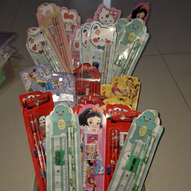 

Set alat tulis 5 in 1/ pensil karakter cewek dan cowok