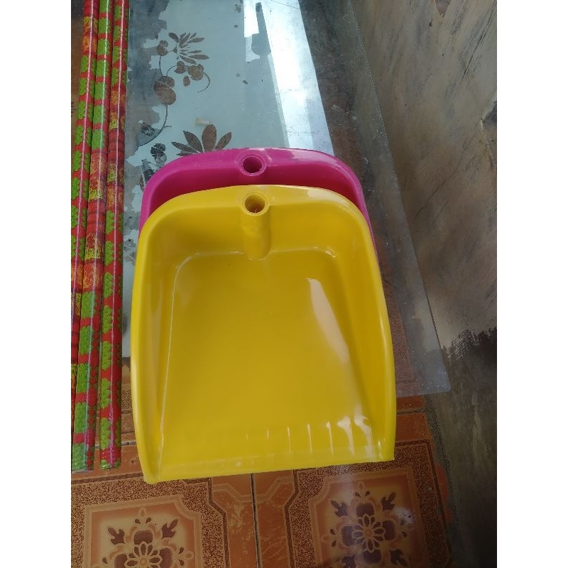 pengki sampah/serokan sampah gagang kayu