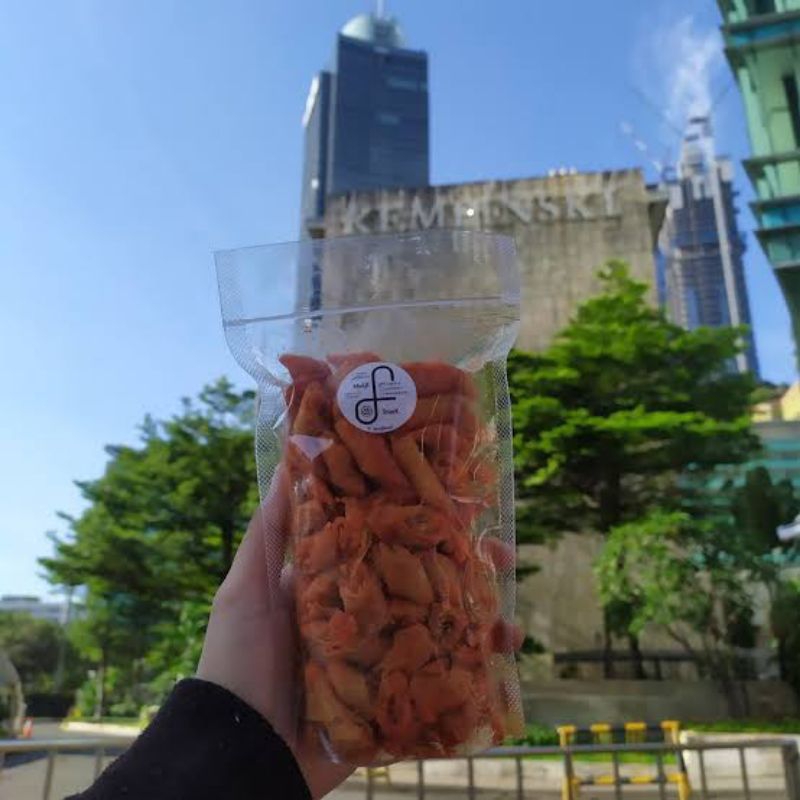 

KERUPUK LUMPIA PEDAS/KERIPIK LUMPIA PEDAS/SNACK KERUPUK/CEMILAN RINGAN/SNACK RINGAN