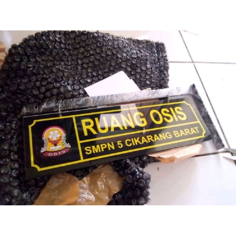 Papan nama Akrilik | papan nama kelas | papan nama ruangan gantung