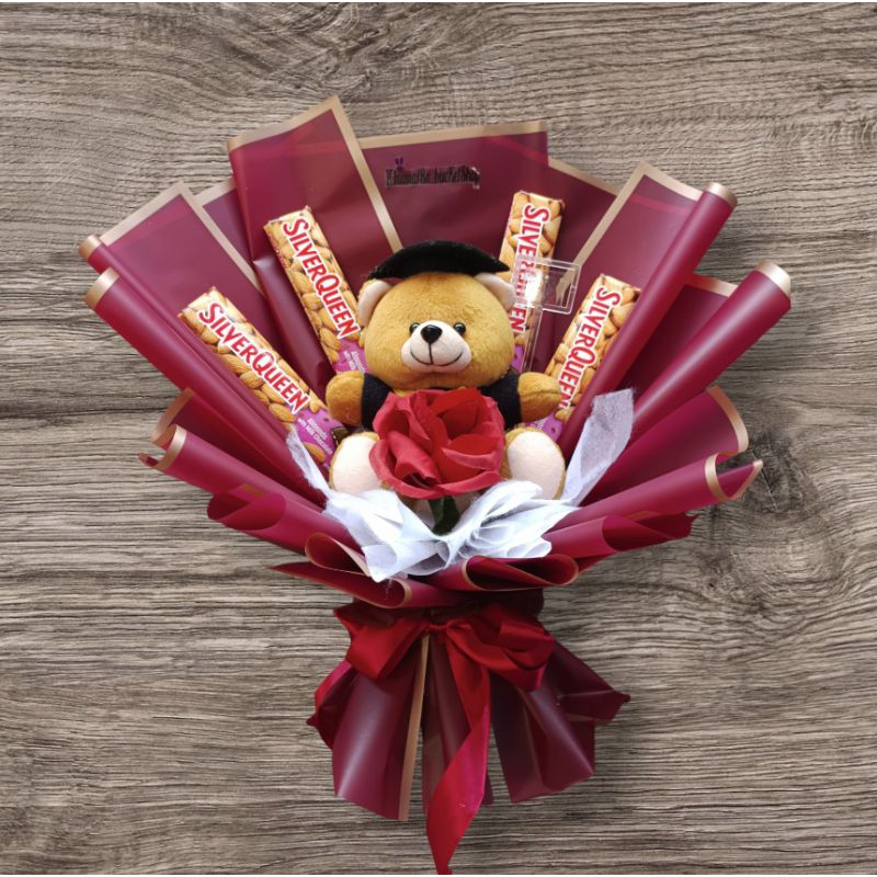 

bucket coklat, bucket silverqueen, bucketmurah, bucket graduation, bucket boneka, bucket wisuda murah