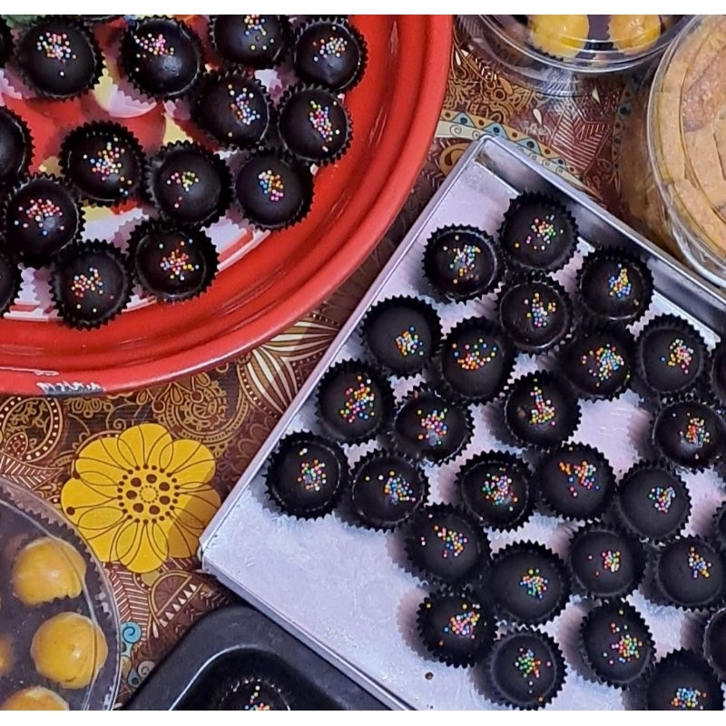 

bola-bola coklat /nyoklat bnget/enak/lezat