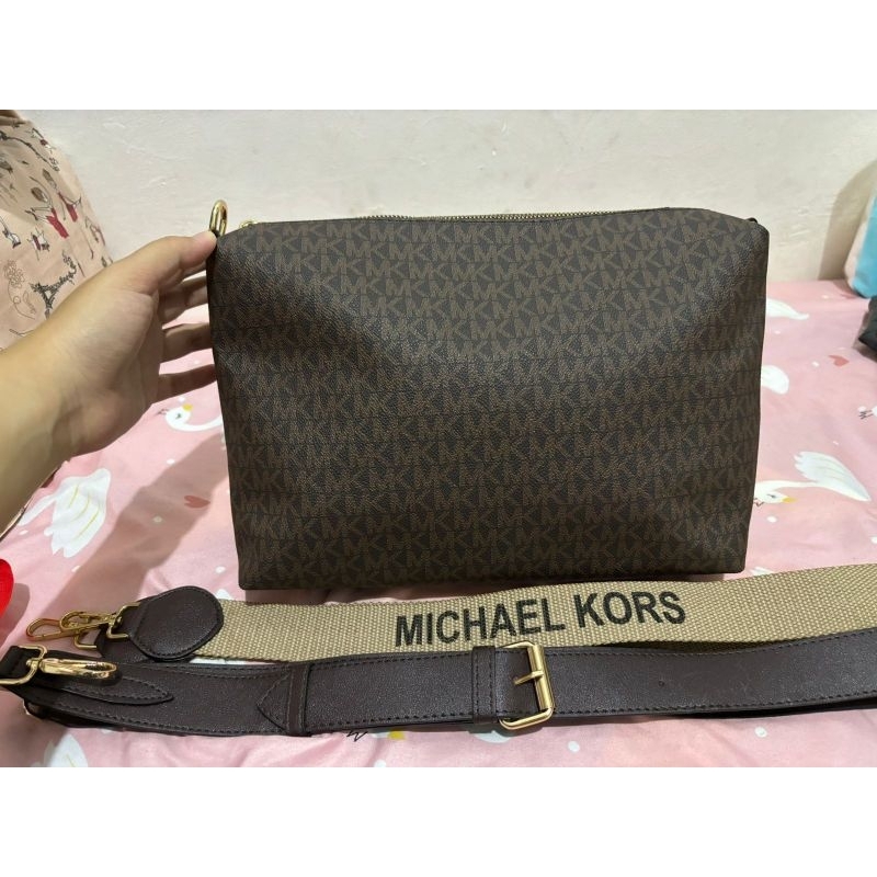 MICHAEL KORS CLUTCH