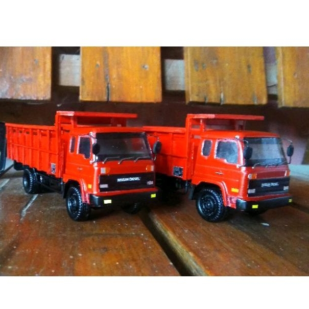 Miniatur truk Nissan Diesel
