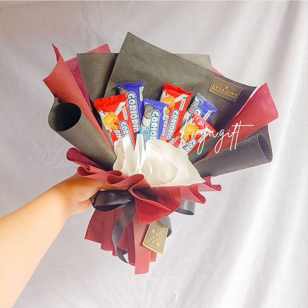 

LVYA.GIFT 411 5 BUKET SNACK MINI GORIORIO BISKUIT GORIORIO COKLAT FULLO MERAH WRAPPING SPUNDBOND