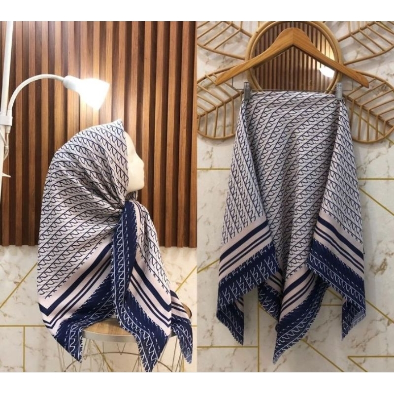 HIJAB SEGI EMPAT VOAL MOTIF SUBLIME KODE 218 PUTIH HITAM LIS BIRU