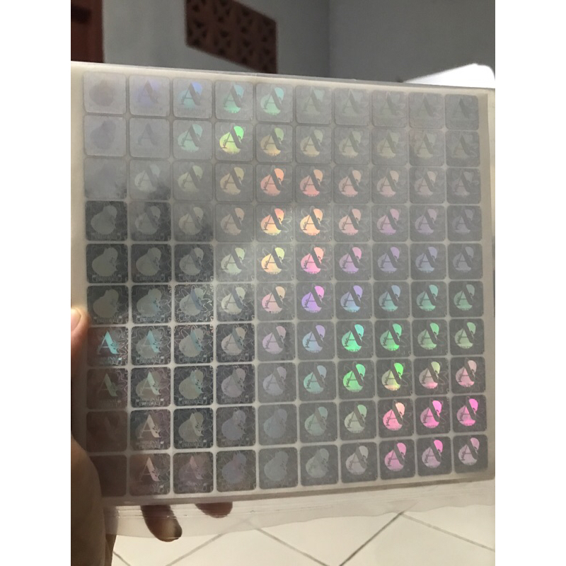 

Stiker Hologram Kotak Silver dengan huruf "A