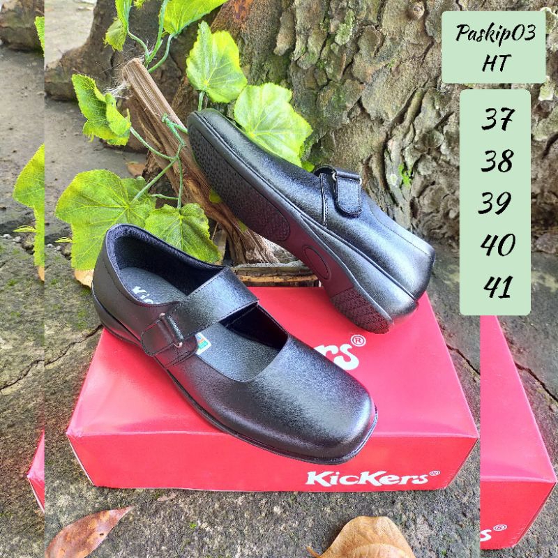 pantofel wanita Kickers