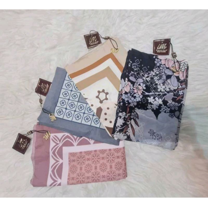 Hijab Jilbab Segi Empat UMAMA Free Pouch VOAl MIRACLE Motif Mewah Logo UM SWAROWSKY  100% Original b