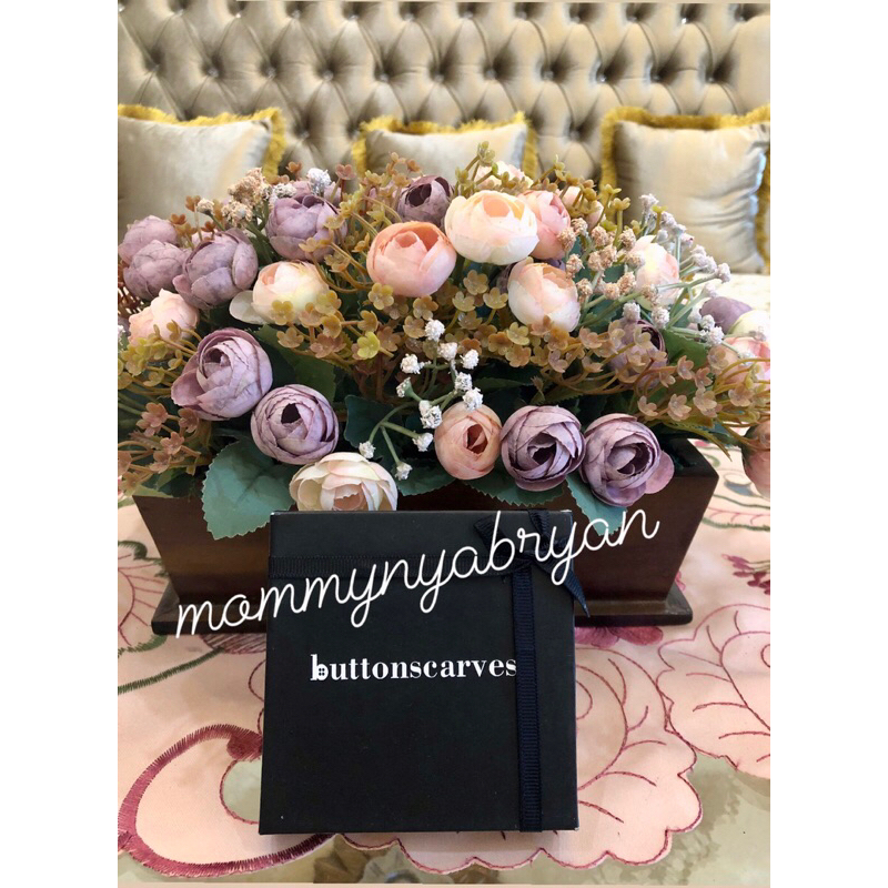 NEW Buttonscarves Luxe Signature Brooch in Pearl