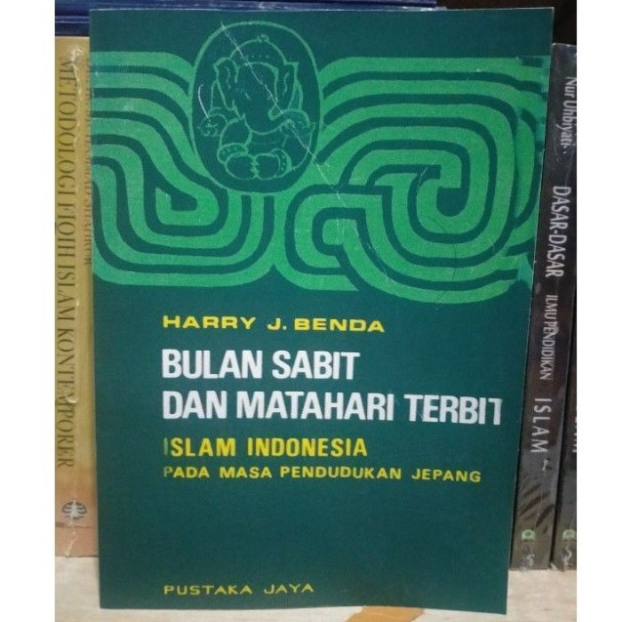 Bulan Sabit dan Matahari Terbit : Islam Indonesia Pada Masa Pendudukan Jepang - Harry J Benda - NR