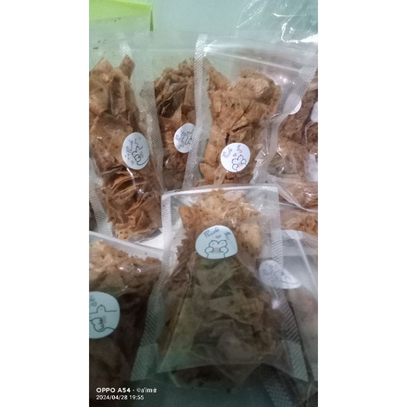 

keripik kulit lumpia pedas daun jeruk renyah gurih