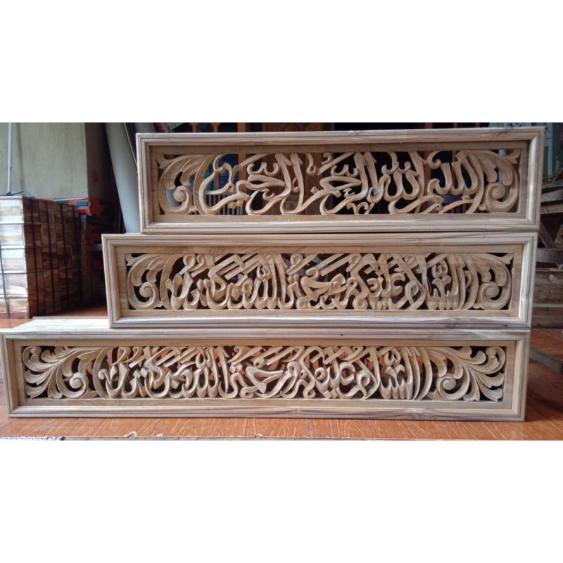 Loster ventilasi udara kaligrafi