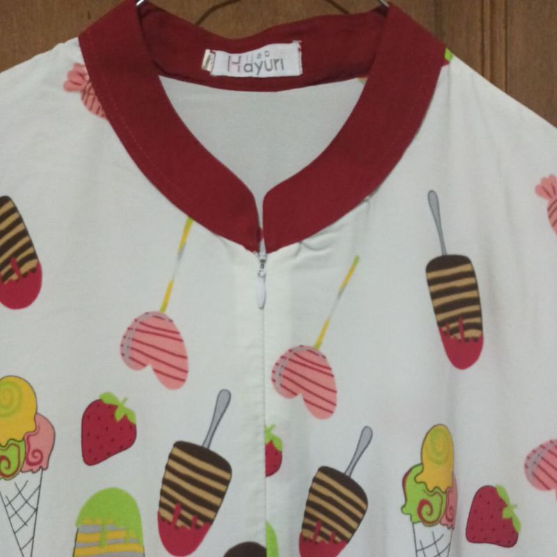prelove gamis Hayuri warna putih motif candy dan ice cream.