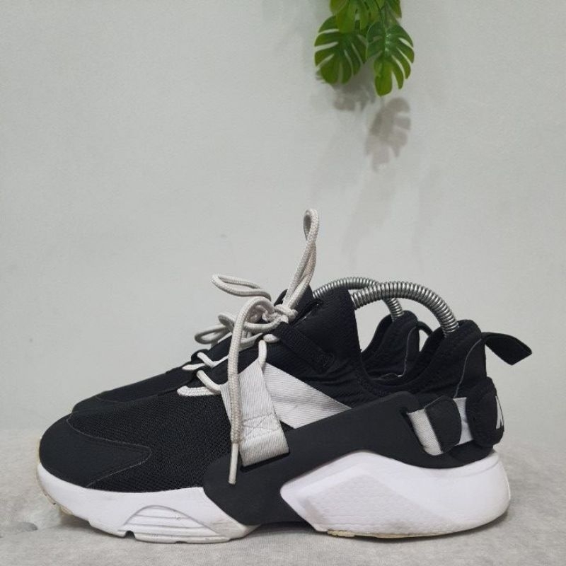 Sepatu sneakers second merk Nke Huarache City Low