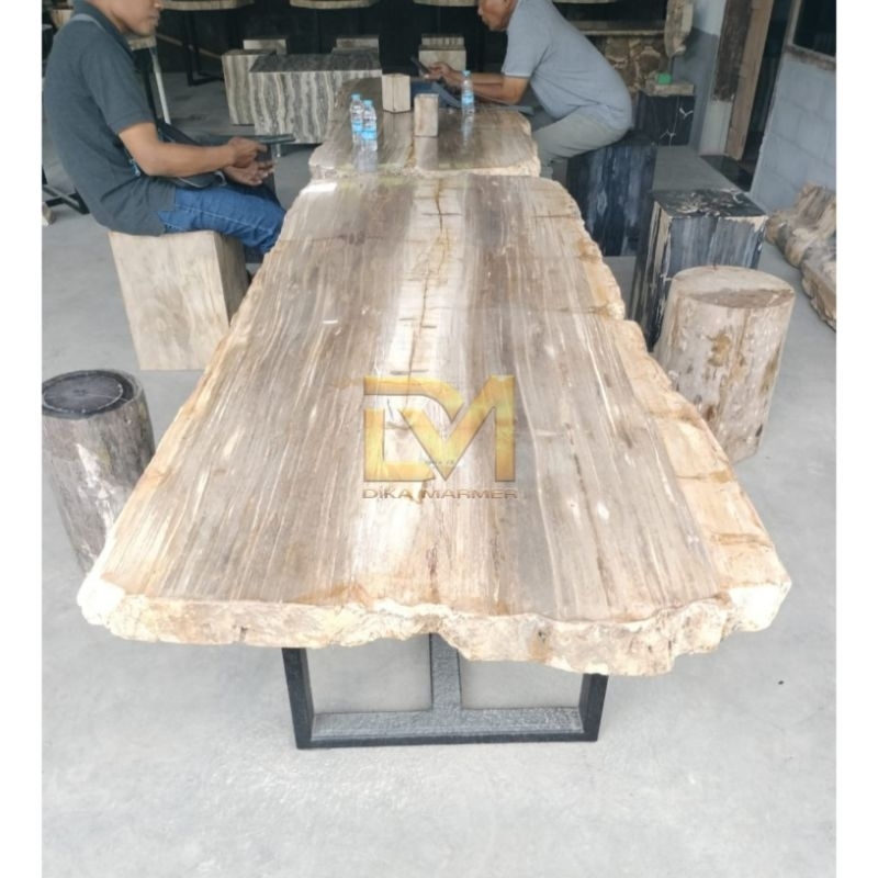 Meja Batu Fosil Kayu Motif Kaki Besi