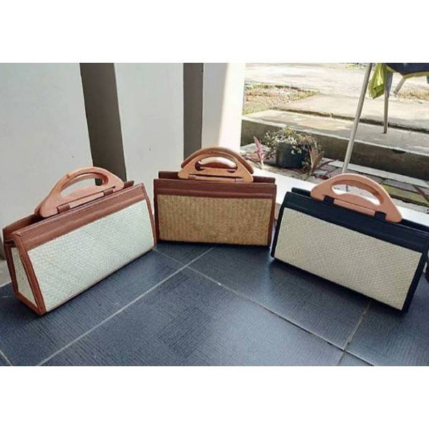KODE V36C TAS SELEMPANG KOTAK HANDLE KAYU MAHKOTA tas anyaman pandan tas enik