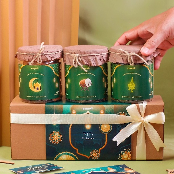 

Lariza Hampers Lebaran Idul Fitri Parcel Lebaran Ramadhan Eid Hampers Cookies 3 Jar FREE KARTU PITA VOUCHER BUBBLE WRAP LUCKYBITE