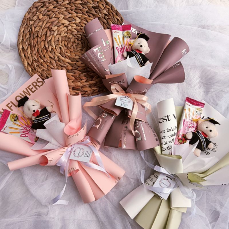 

BUKET WISUDA MURAH, BUKET WISUDA, BUKET POCKY, BUKET NONEKA MINI