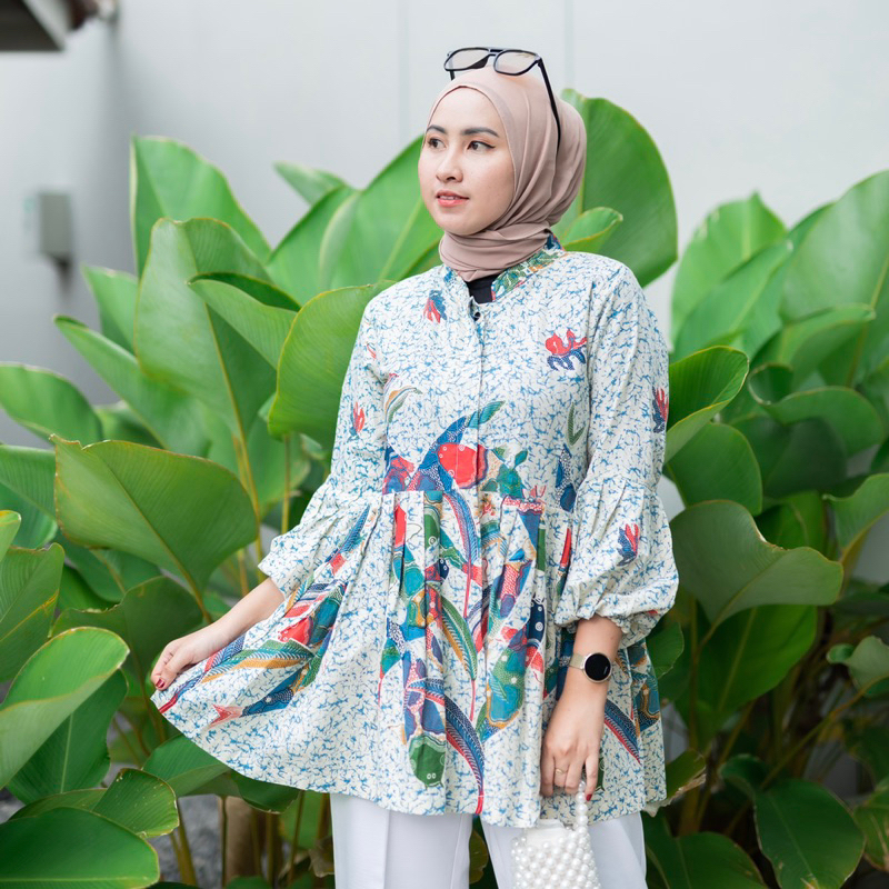 Blouse Batik Solo Wanita Motif Tifana Ikan Koi Biru Premium Katun Halus Kekinian Kantoran Balon Panjang Kancing Atasan Kerja