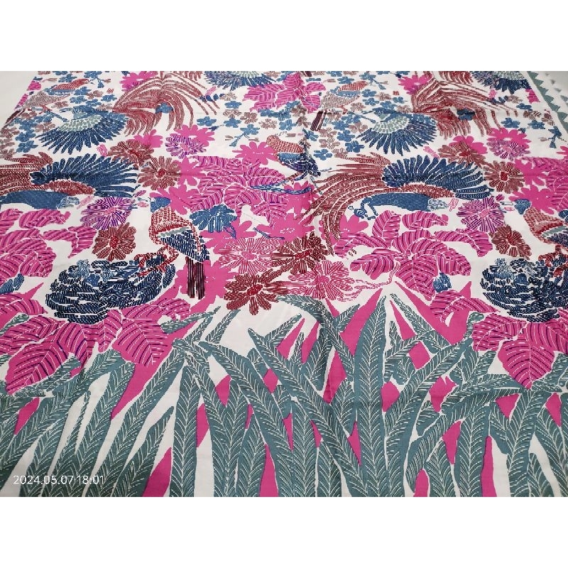 Kain batik solo cendrawasih mabur pink putih warna kental ( langka)
