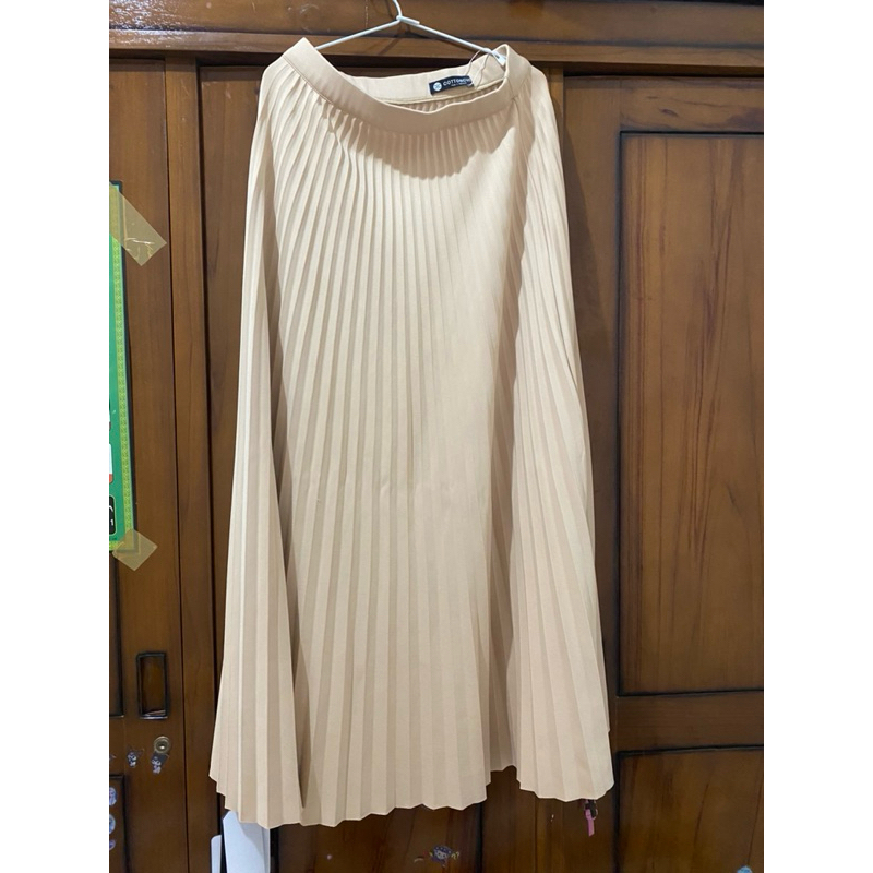 Rok plisket warna cream