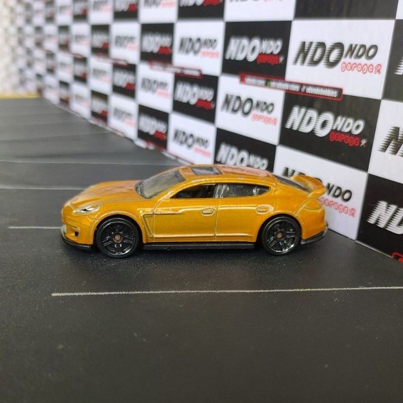 Hot Wheels Porsche Panamera Orange 2nd Loose Giftpack - 2016 HW Exotics 5Pack